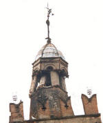 La torre pericolante del municipio di Foligno,  nel 1999, diventata il simbolo della tragedia